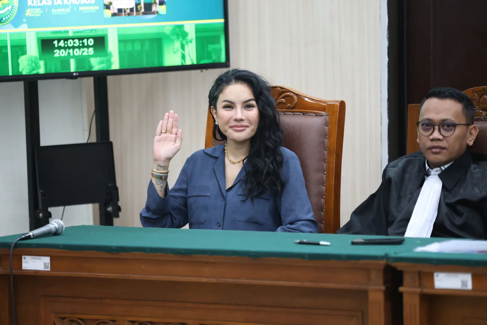 Penampilan Nikita Mirzani di Persidangan (cr:KapanLagi.com/Budy Santoso)