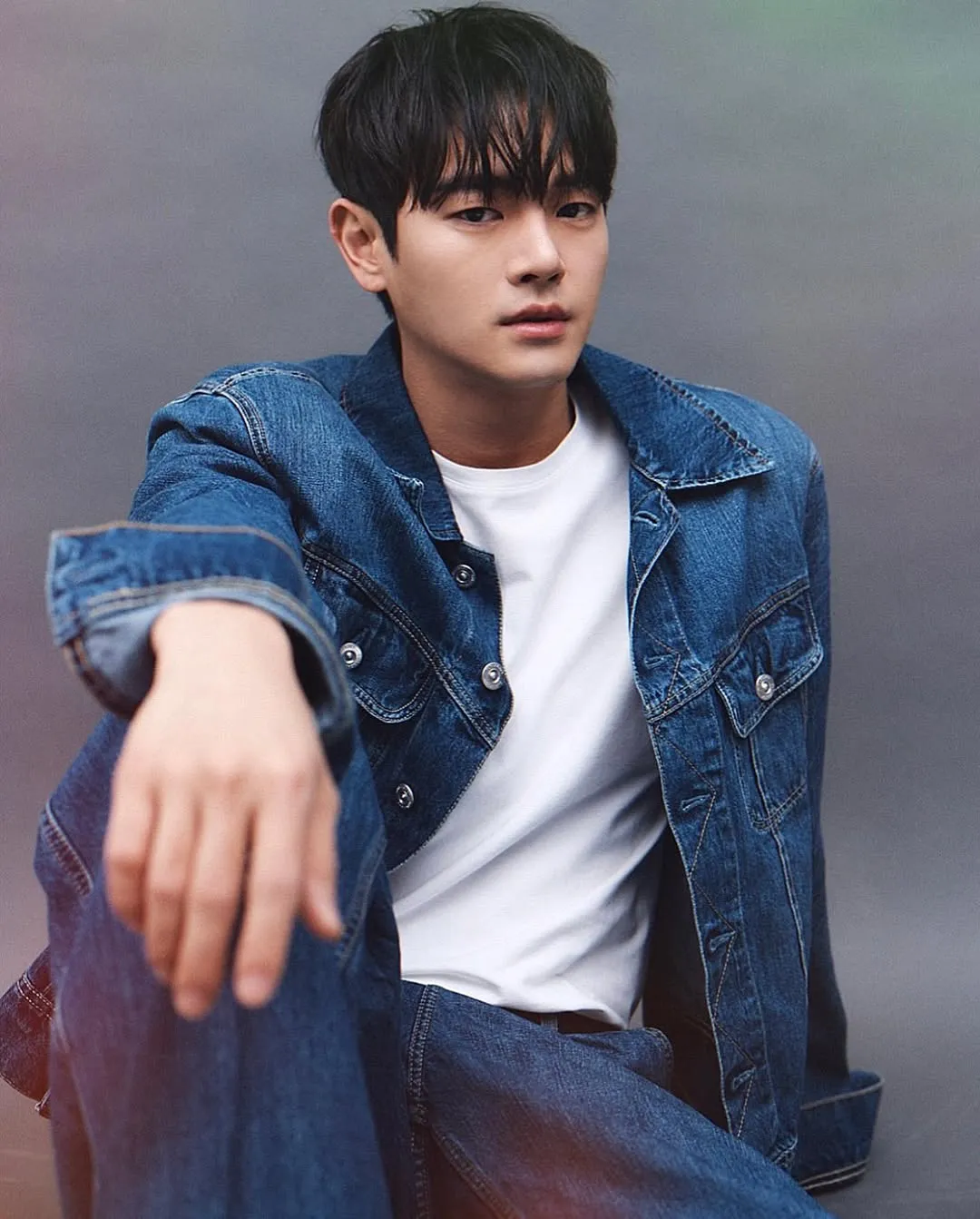 Pose duduk ala Jang Dong Joo / Instagram j_dongju