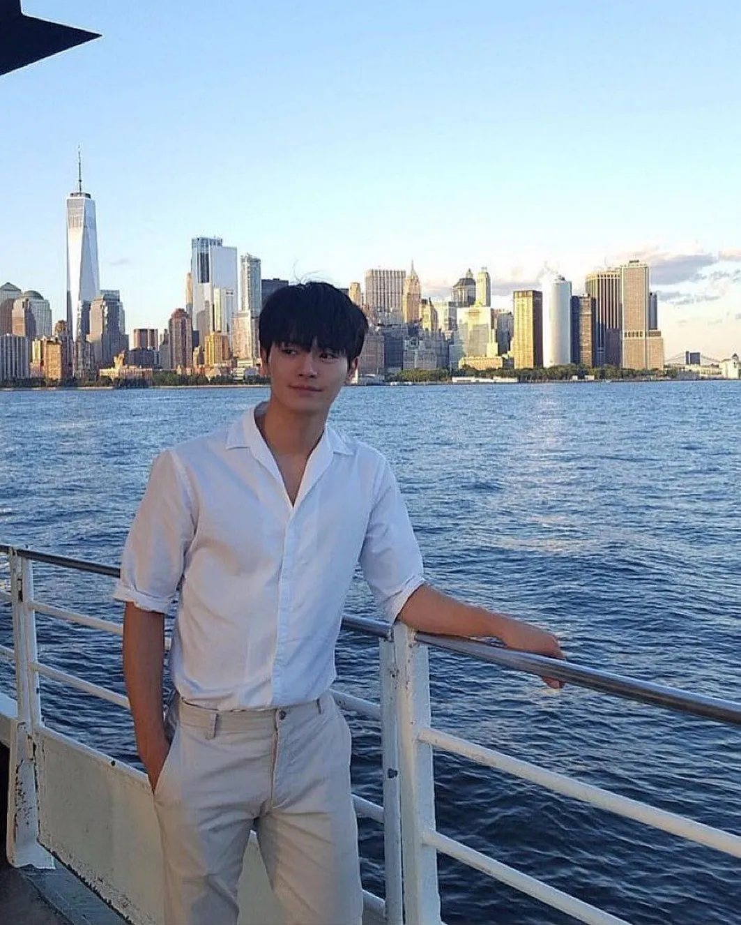 Potret Jang Dong Joo diatas kapal / Instagram j_dongju