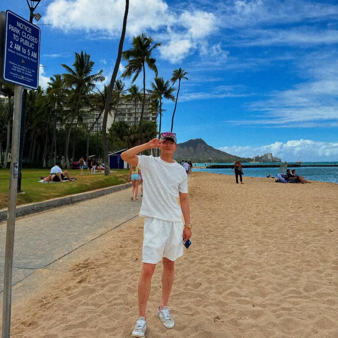 Foto Jang Dong Joo di pantai / Instagram j_dongju