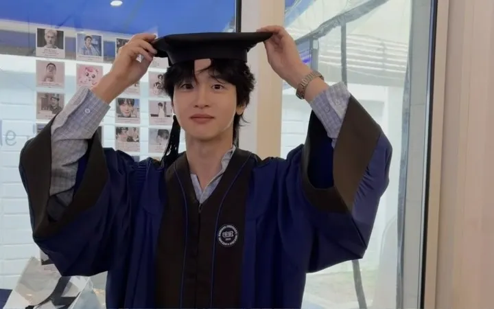 Jang Dong Yoon Pakai Toga (credit: instagram.com/dongyoon_0712)