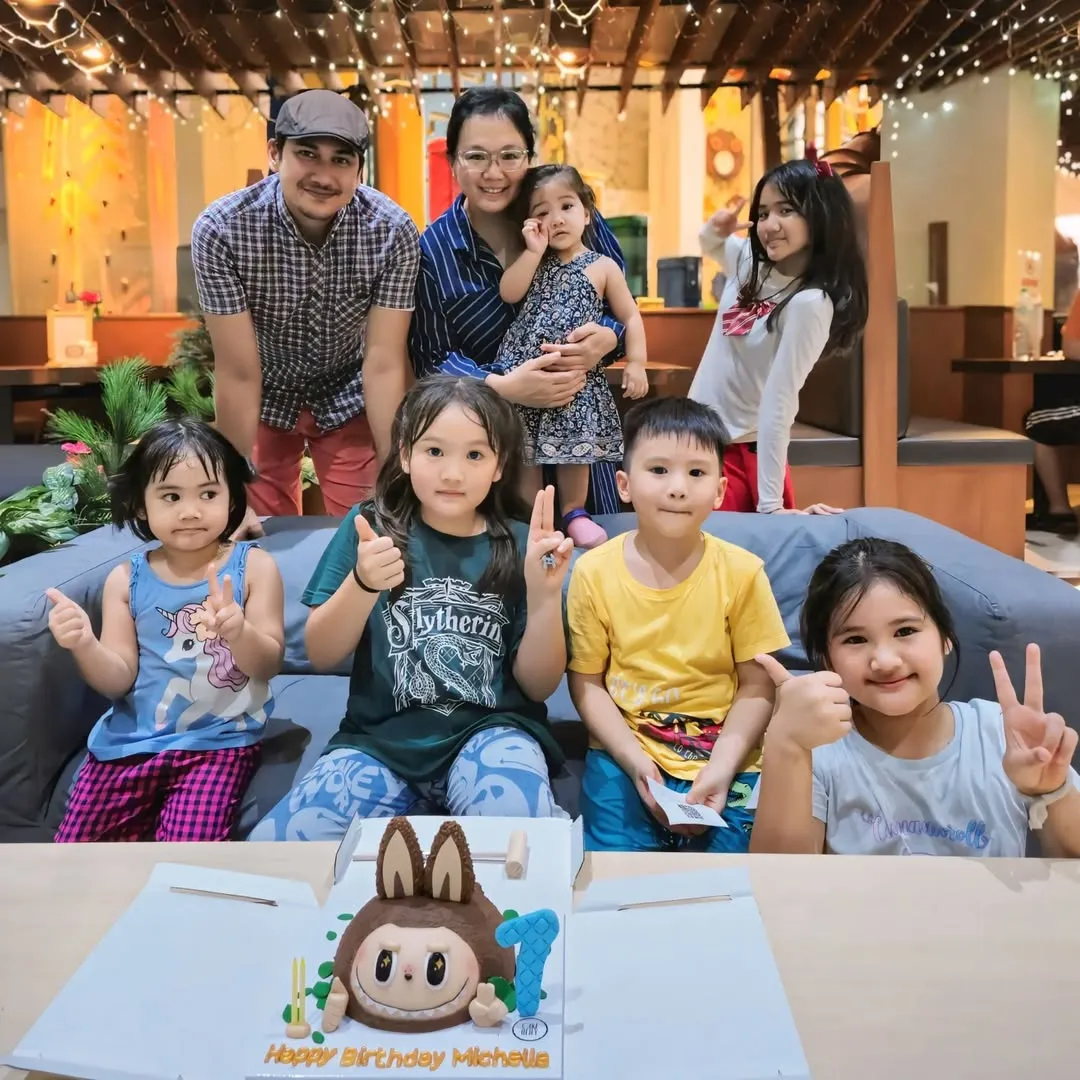 Jarang Tersorot, Ini Potret Keluarga Rama Michael dengan 6 Anak (credit: instagram/chikachic7)