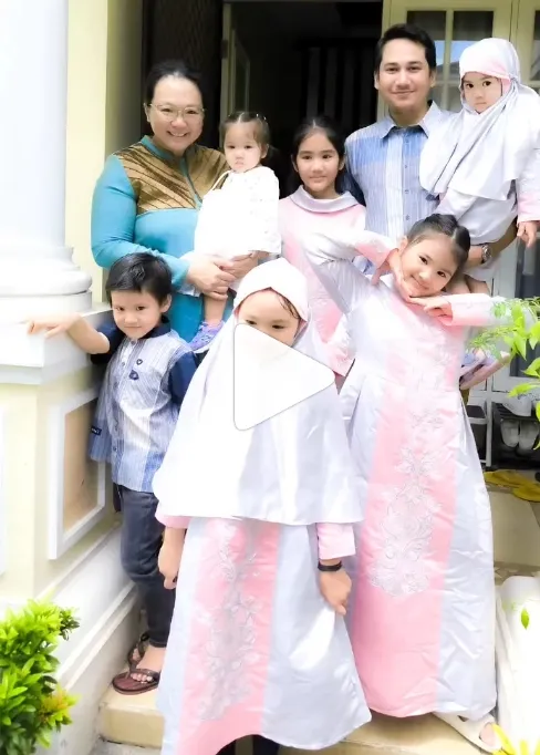 Jarang Tersorot, Ini Potret Keluarga Rama Michael dengan 6 Anak (credit: instagram/chikachic7)