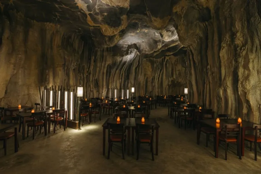 Suasana hangat dan temaram saat makan di CAVERN Restaurant. Foto: Mandai