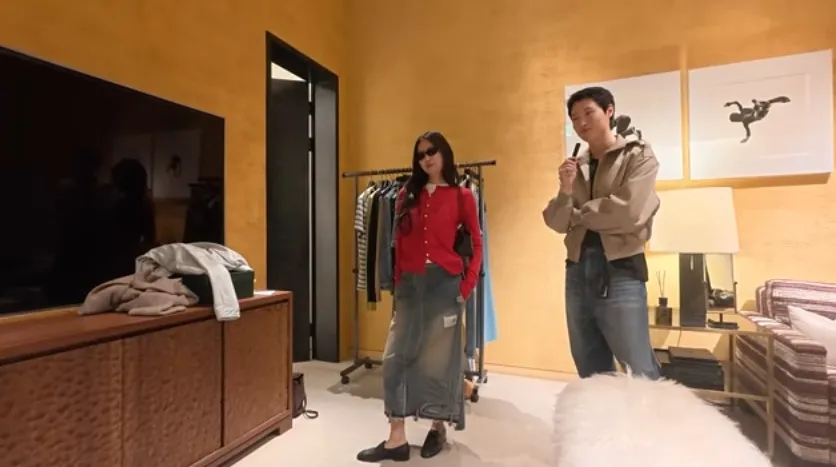 Jennie pakai busana pilihan WOODZ (credit: Youtube.com/WOODZ)