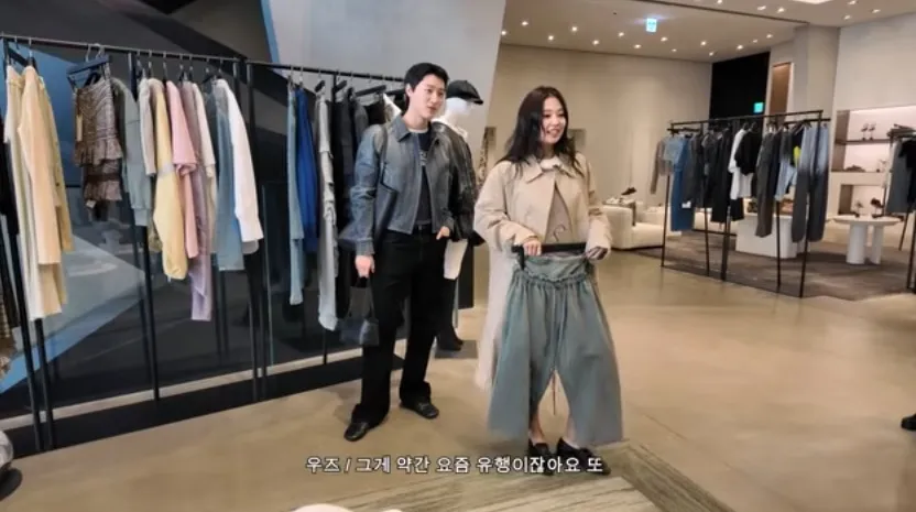 Momen kompak Jennie dan WOODZ (credit: Youtube.com/WOODZ)