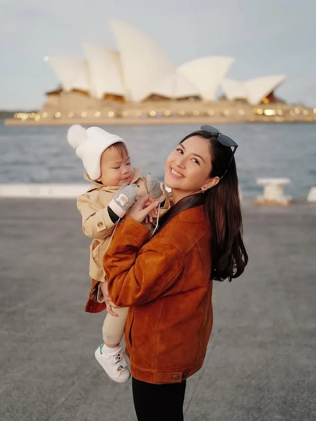 Jessica Mila dan anak di Australia © instagram/jscmila