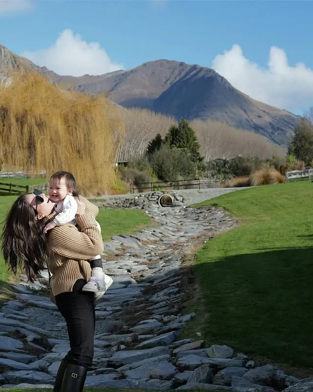 Jessica Mila gendong anak © instagram/jscmila
