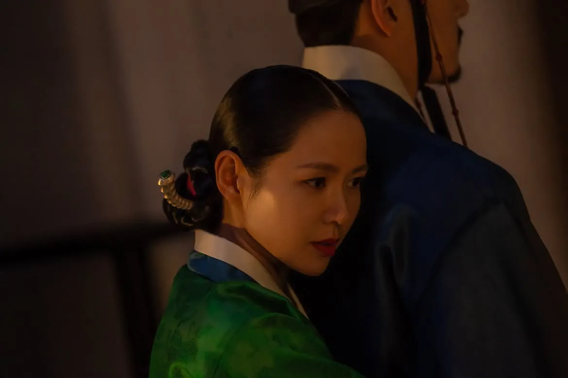 potret Son Ye Jin dan Ji Chang Wook dalam drama 'The Scandal' (source: instagram/netflixkr)