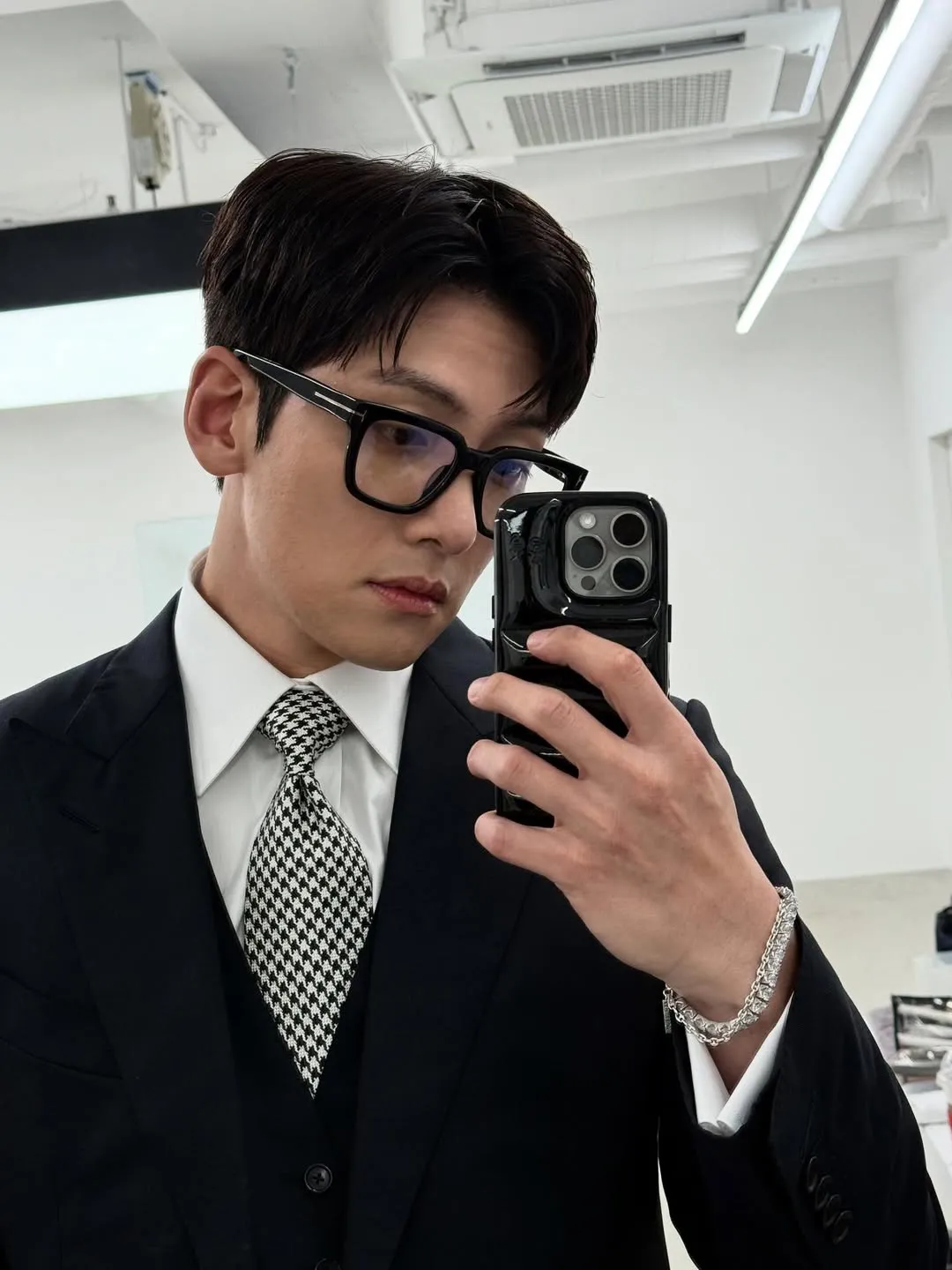 Ji Chang Wook Jadi Model MV Spesial untuk Comeback Lagu Baru Heize (credit: instagram/jichangwook)