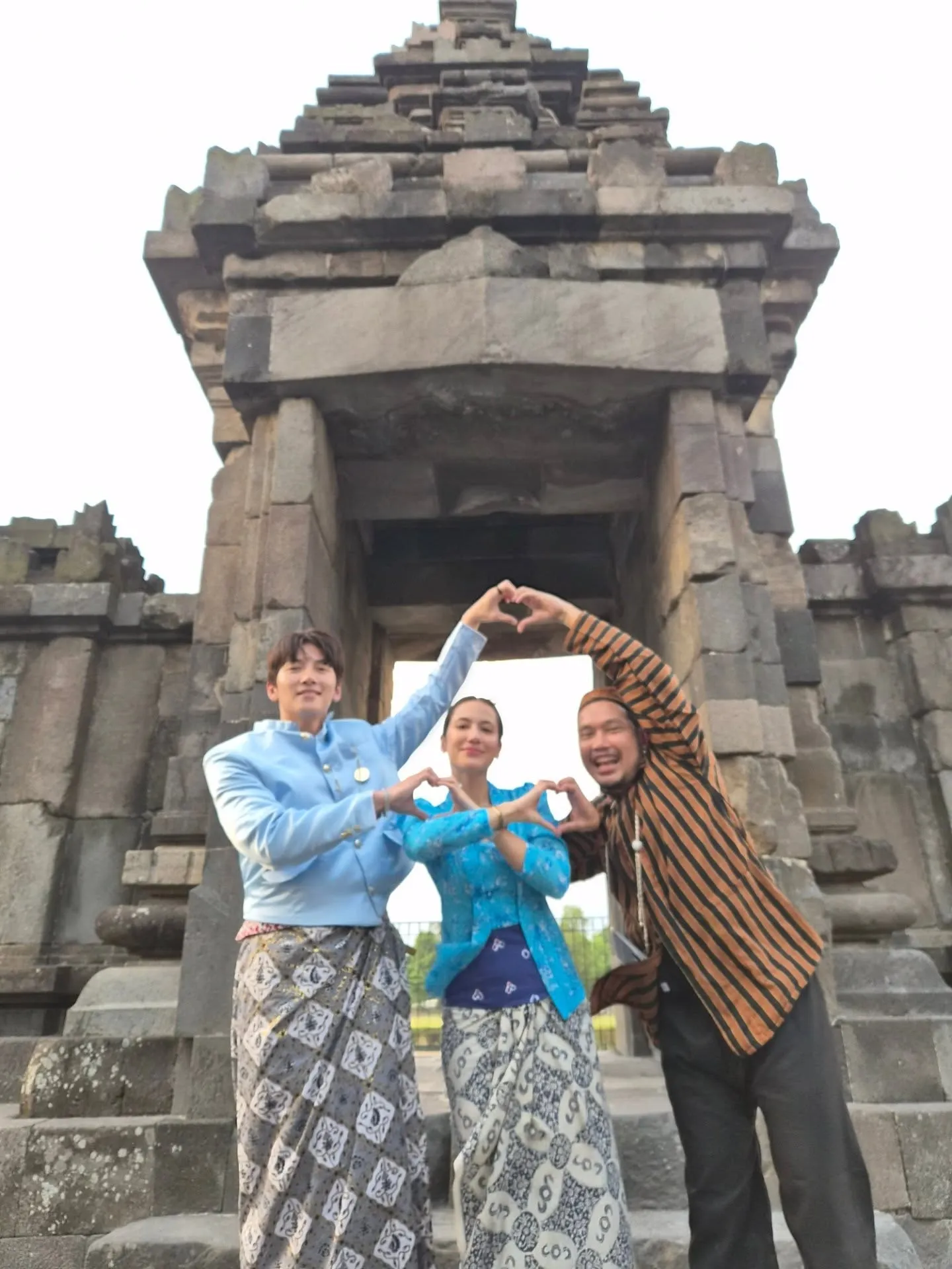 Ji Chang Wook Heart Pose Bareng Pevita Pearce dan Agung Karmalogy © instagram.com/pevpearce