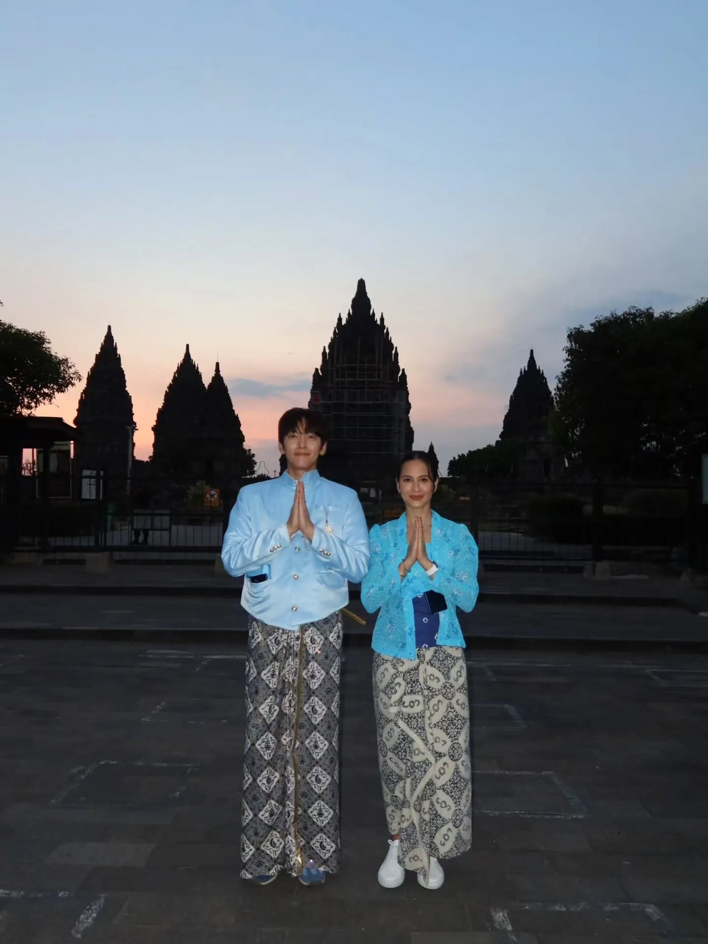 Ji Chang Wook di Depan Candi Prambanan Bareng Pevita Pearce © instagram.com/pevpearce