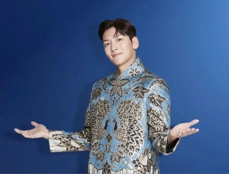 Ji Chang Wook Pakai Kemeja Batik Lengan Panjang © Traveloka