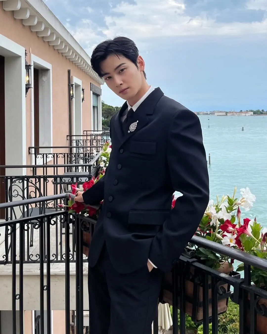 Cha Eun Woo Jadi Artis Terkorup/credit: Instagram @eunwo.o_c 