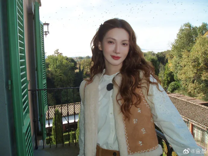 Chemistry Jin Chen dan Huang Jingyu di acara TV bikin Weibo heboh (credit:weibo)