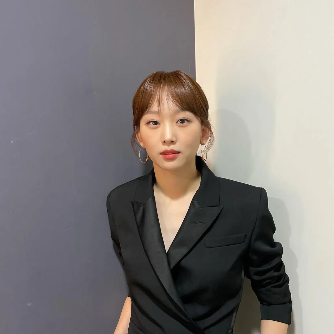 foto blazer hitam/Instagram @jinkijoo