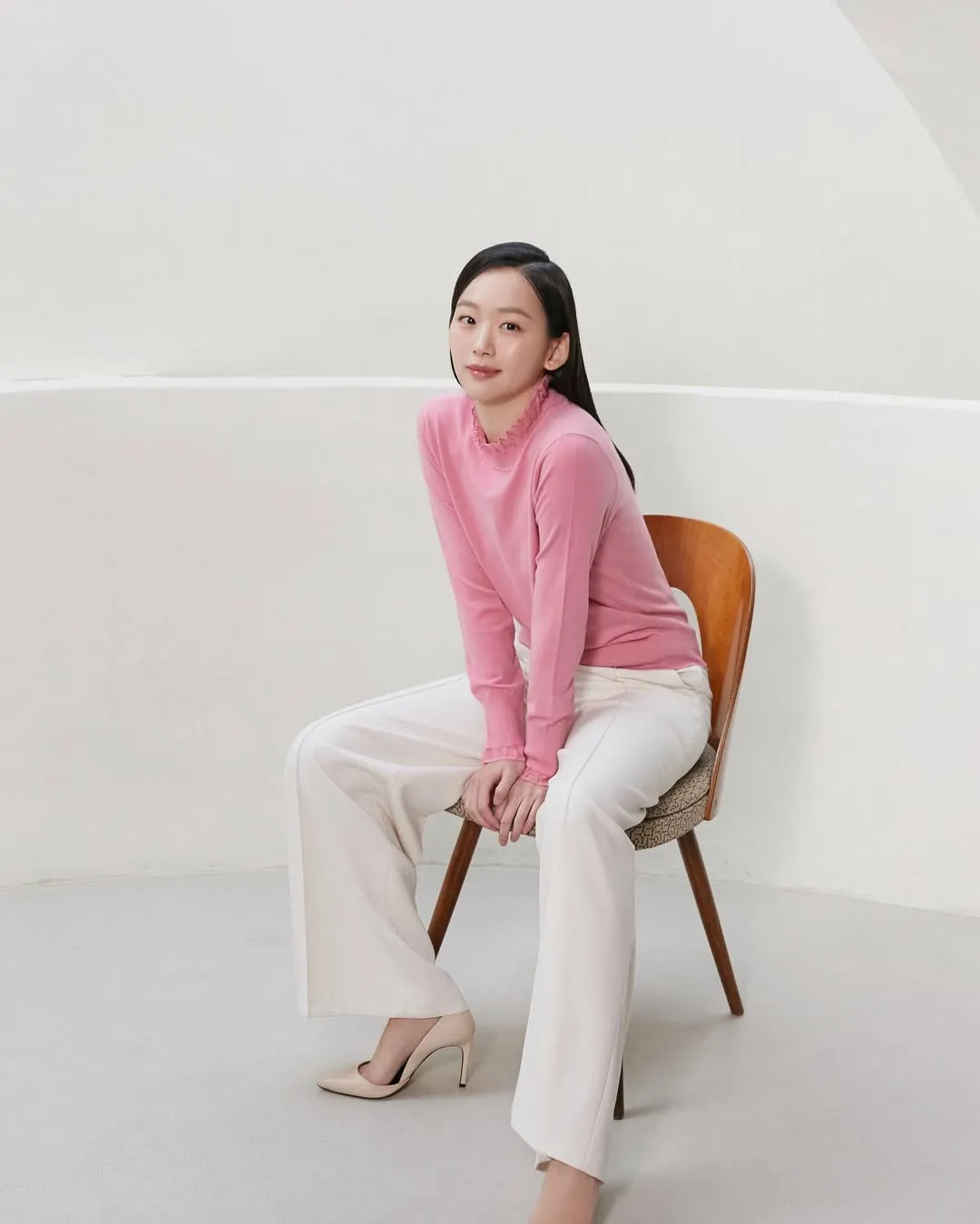 outfit pink dan celana putih/Instagram @jinkijoo
