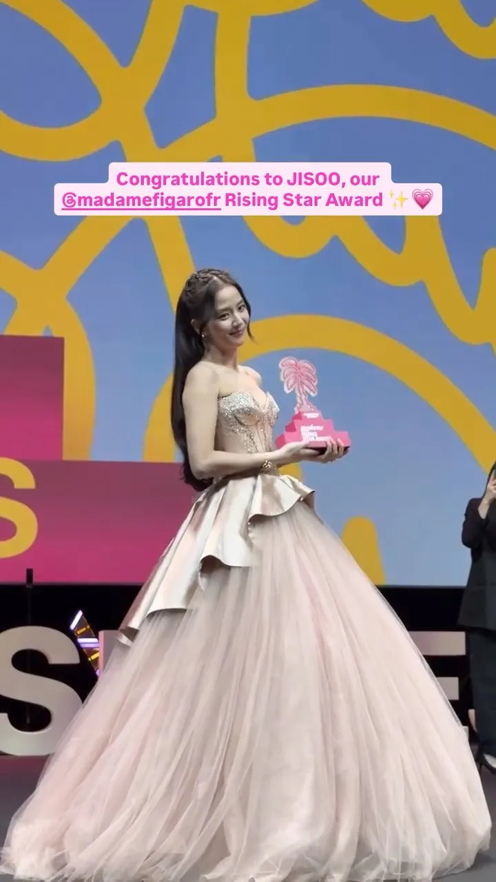 Jisoo BLACKPINK terima trofi di CANNESERIES International (credit: Instagram.com/canneseries/)