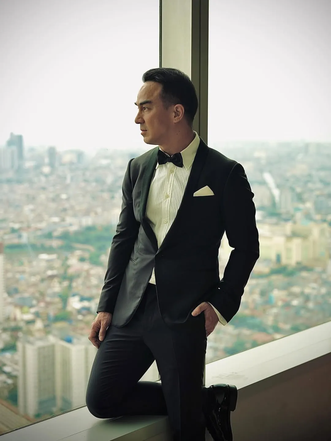 Joe Taslim dengan setelan jas (credit: instagram/joe_taslim)