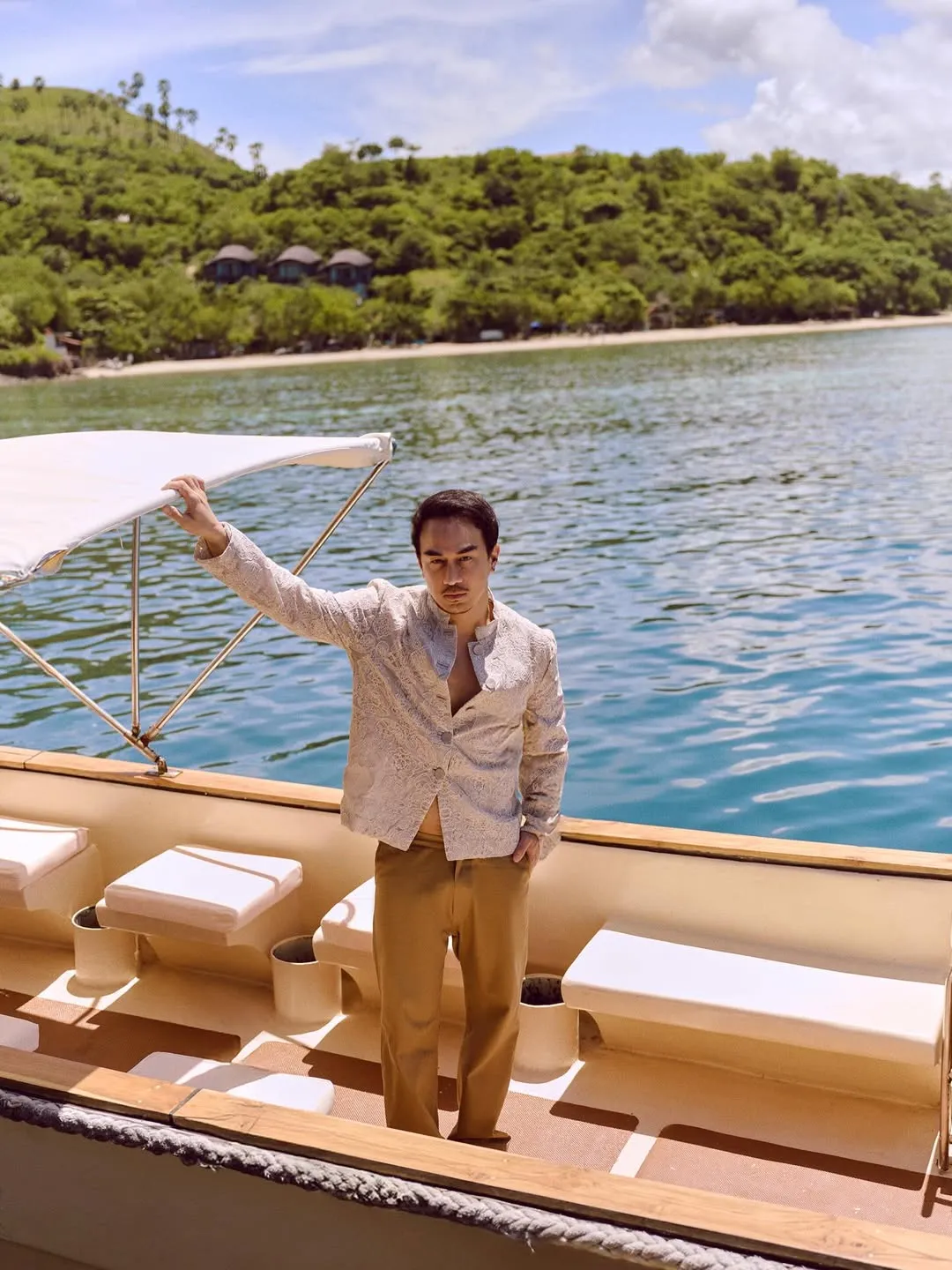 Joe Taslim di atas kapal (credit: instagram/joe_taslim)