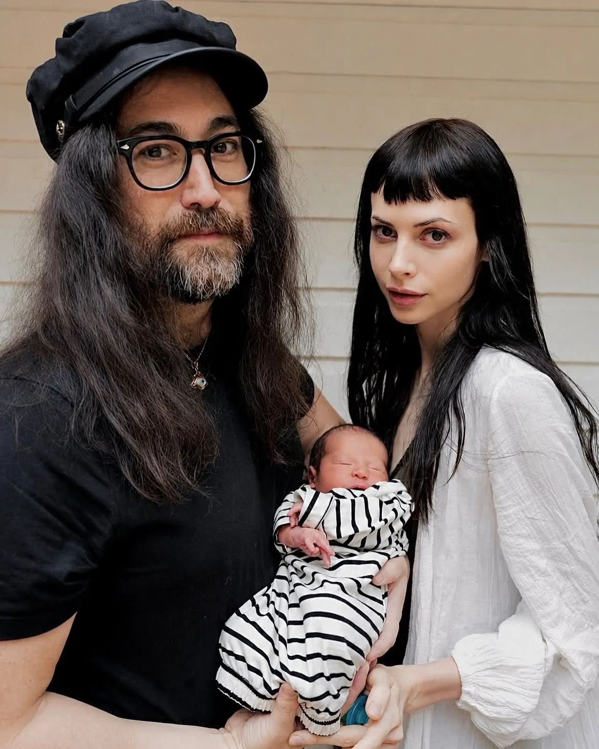 Sean Ono Lennon Gendong Anak (credit: instagram.com/sean_ono_lennon)