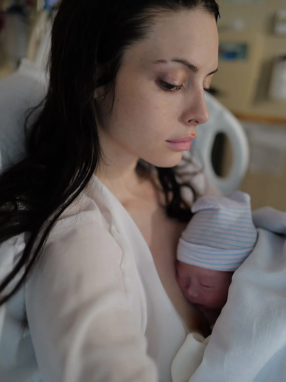 Charlotte Kemp Muhl Gendong Anak (credit: instagram.com/sean_ono_lennon)