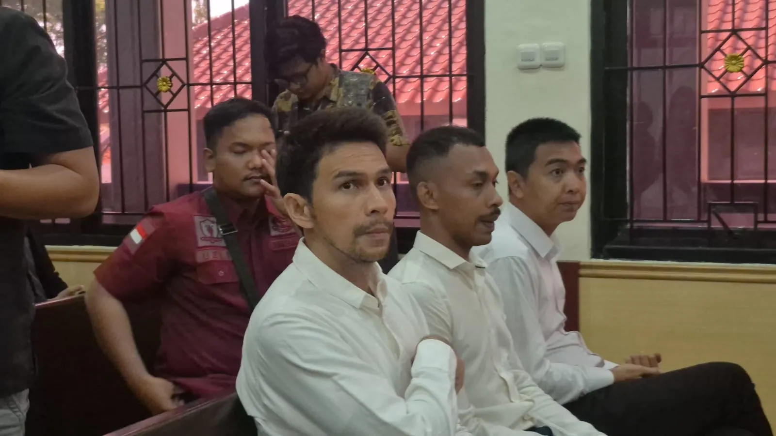 Jonathan Frizzy duduk di pengadilan © Liputan6.com/M Althaf Jauhar