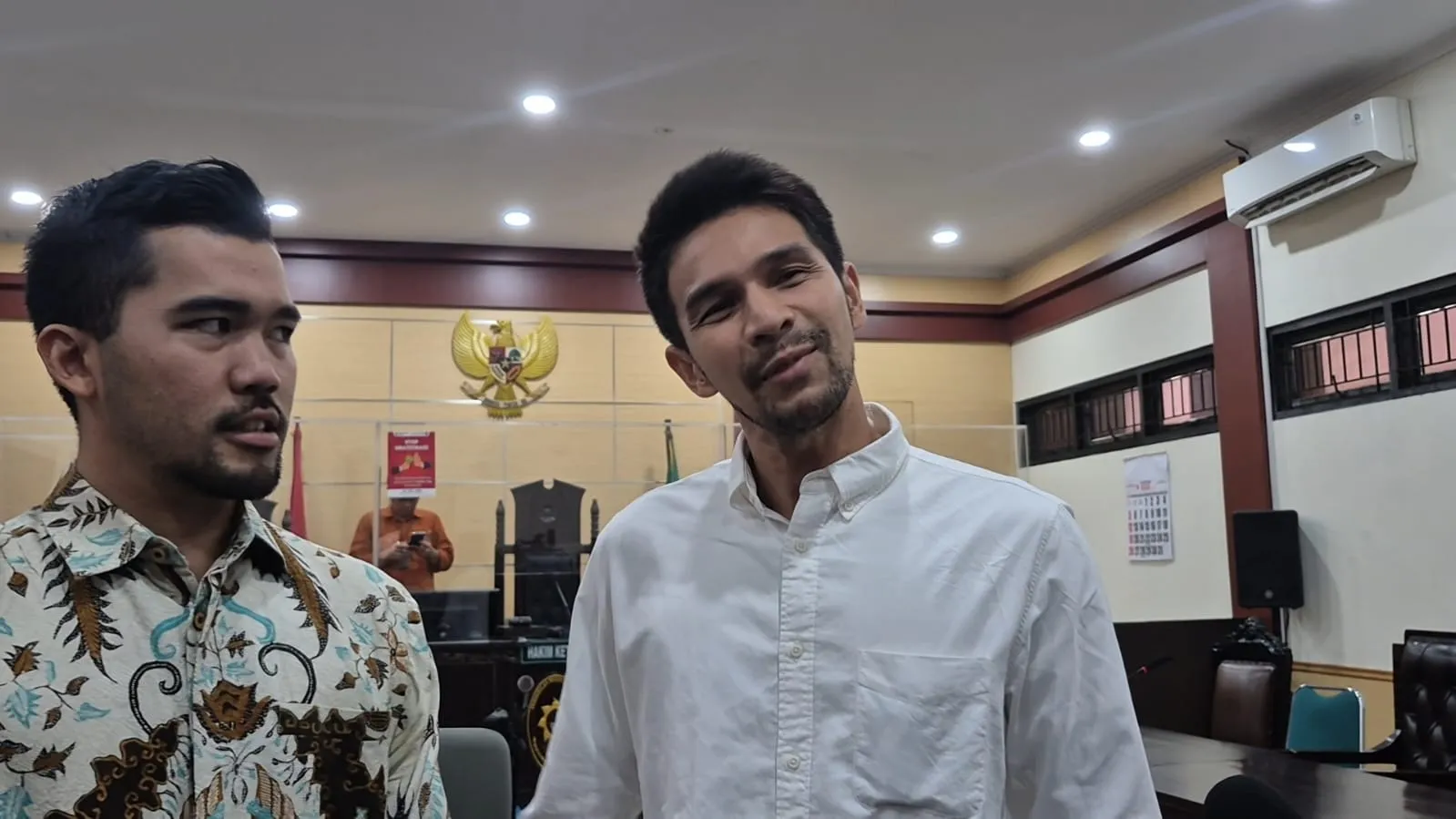 Jonathan Frizzy bersama pengacara © Liputan6.com/M Althaf Jauhar