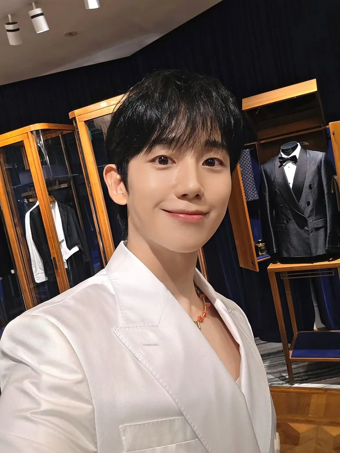 Jung Hae In Selfie (c) instagram.com/holyhaein