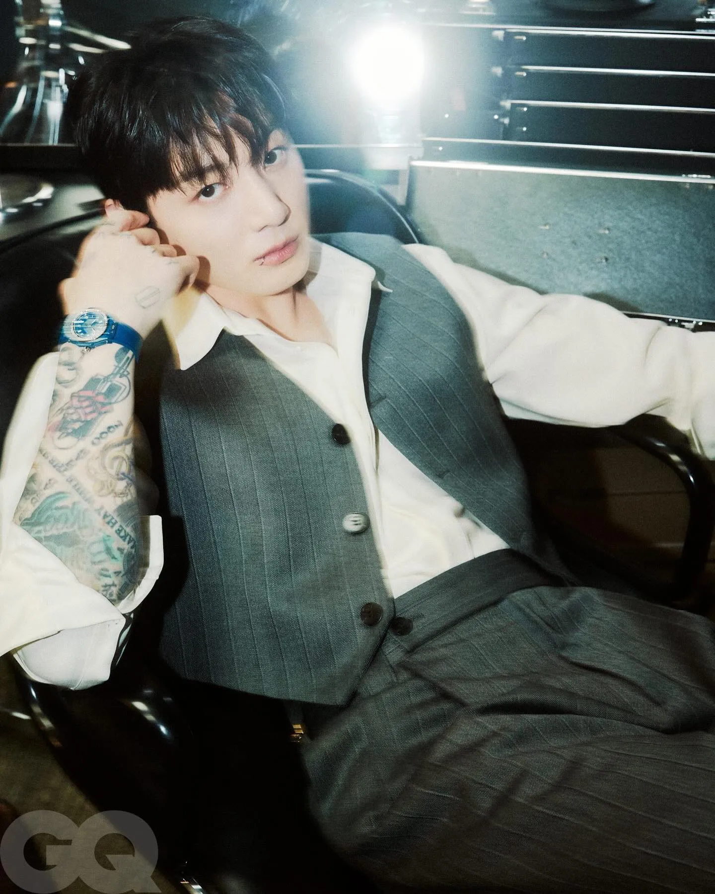 Jungkook BTS tampil dengan kemeja putih dan rompi abu-abu credit: Instagram.com/bighit.music/)