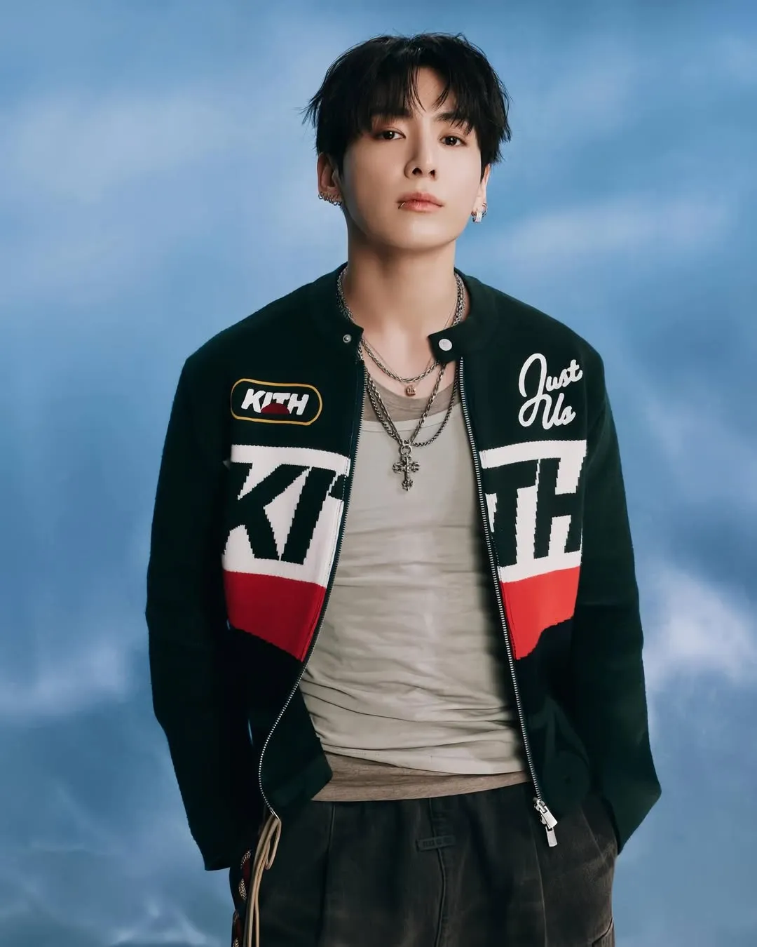 Gaya Jungkook BTS dengan jaket hitam credit: Instagram.com/bighit.music/)