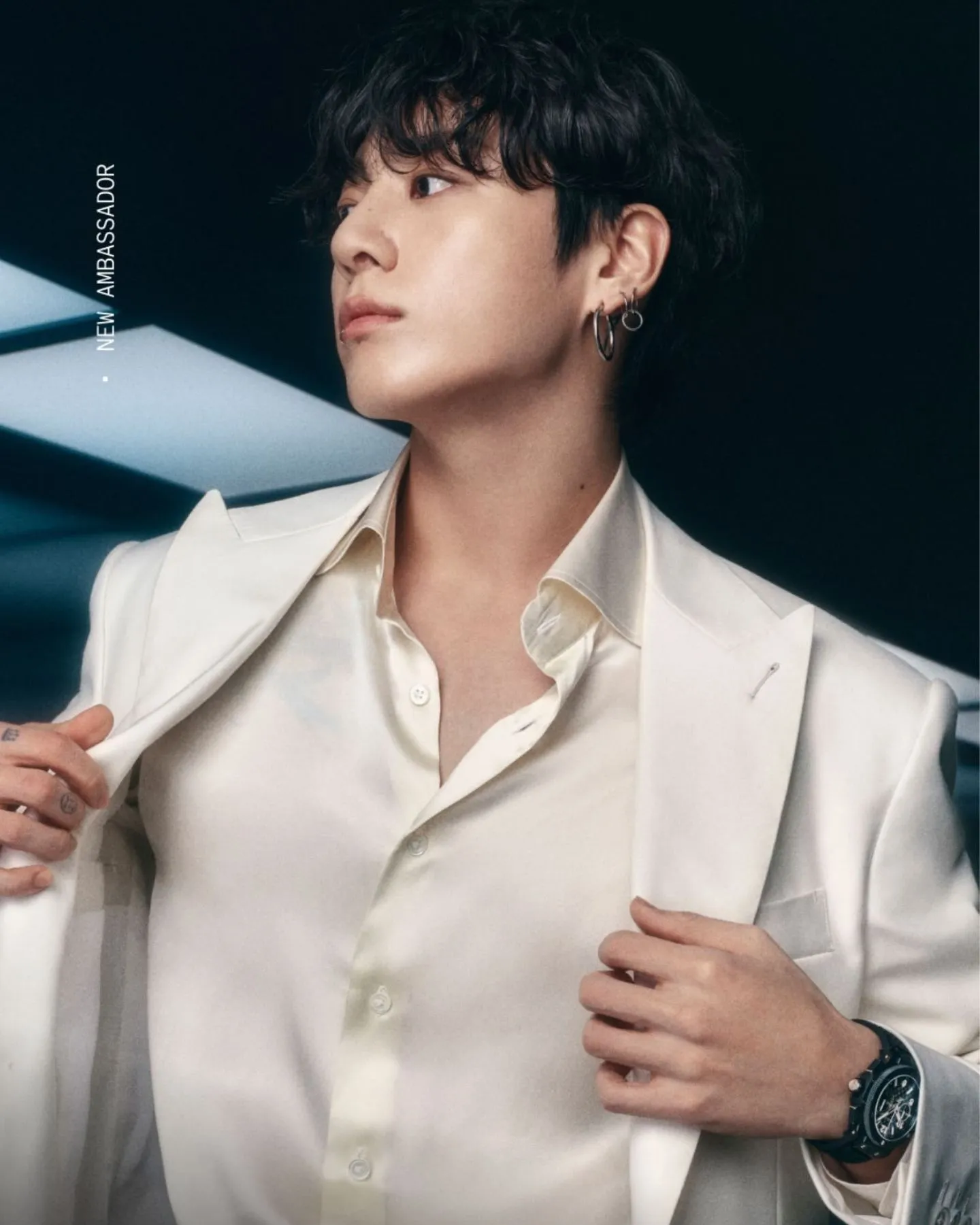 Jungkook tampil memukau dalam balutan jas mewahnya/Instagram.com/hublot