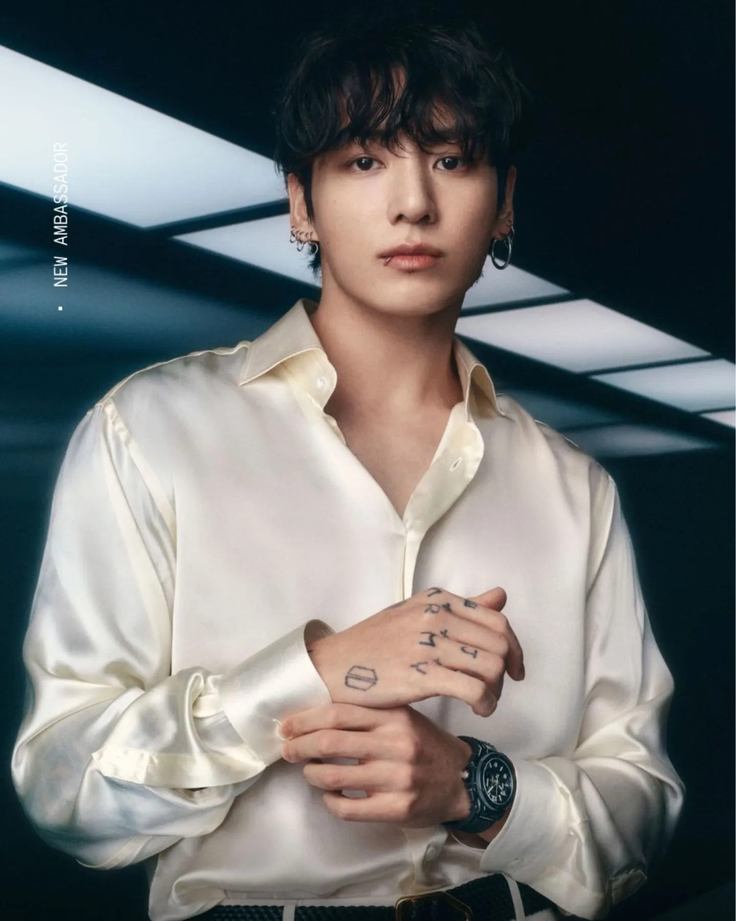 Jungkook tampil memukau dalam kemeja satinnya//Instagram.com/hublot