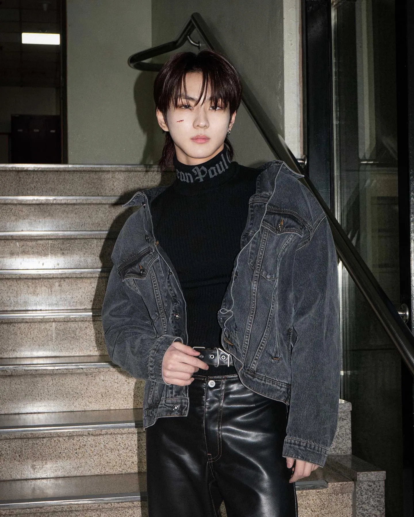 Jungwon Black Outfit/Instagram.com/enhypen