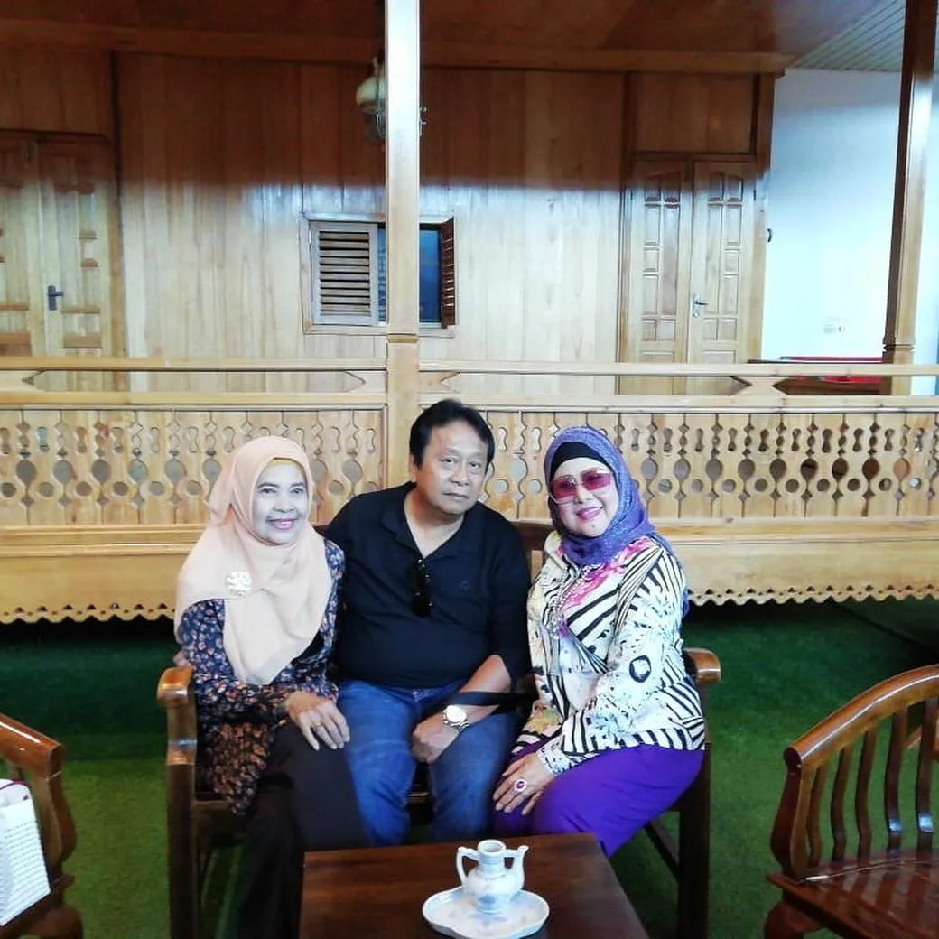 Rosidah, Irvan Mansyur dan Elvy Sukaesih foto bareng Â© instagram/elvy_sukaesih