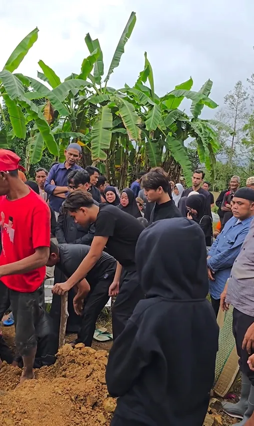 Lesti Kejora menangis di pemakaman kakek © instagram.com/ripky_alfarizz