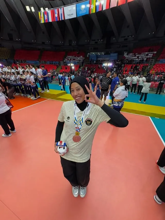 Megawati di lapangan Â© instagram.com/megawatihangestrip