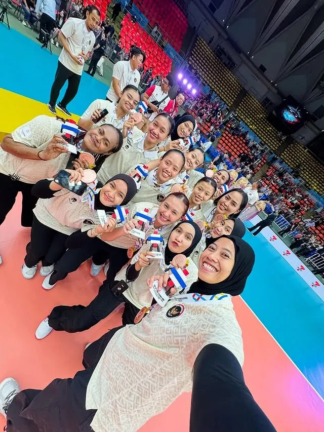 Megawati bersama timnas Â© instagram.com/megawatihangestrip