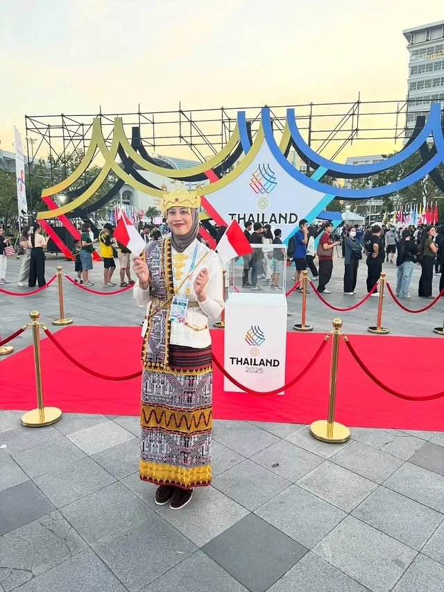Megawati pegang bendera Â© instagram.com/megawatihangestrip