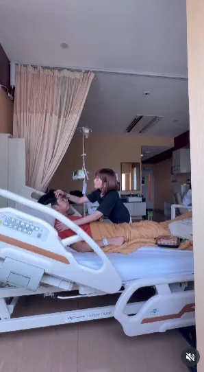 Chika Jessica Mengusap Dahi Dwi Andhika © instagram.com/chikajessica88