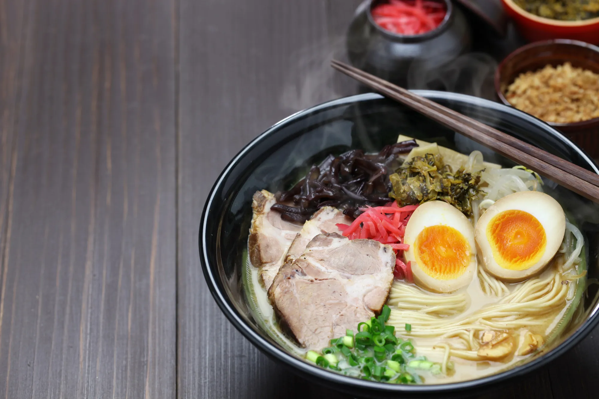 Ilustrasi ramen kuah. (c) asimojet/Depositphotos