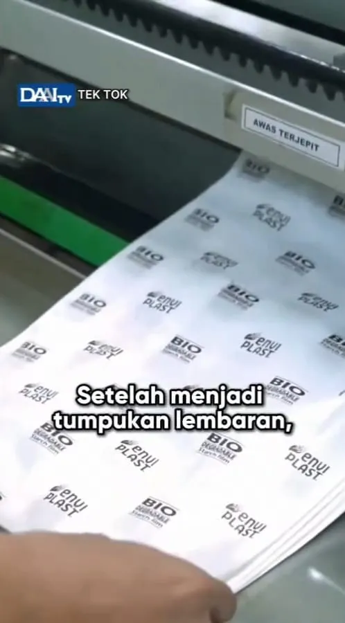 Pemotongan dan Pembentukan Handle Kantong (credit: instagram/daaitvindonesia)