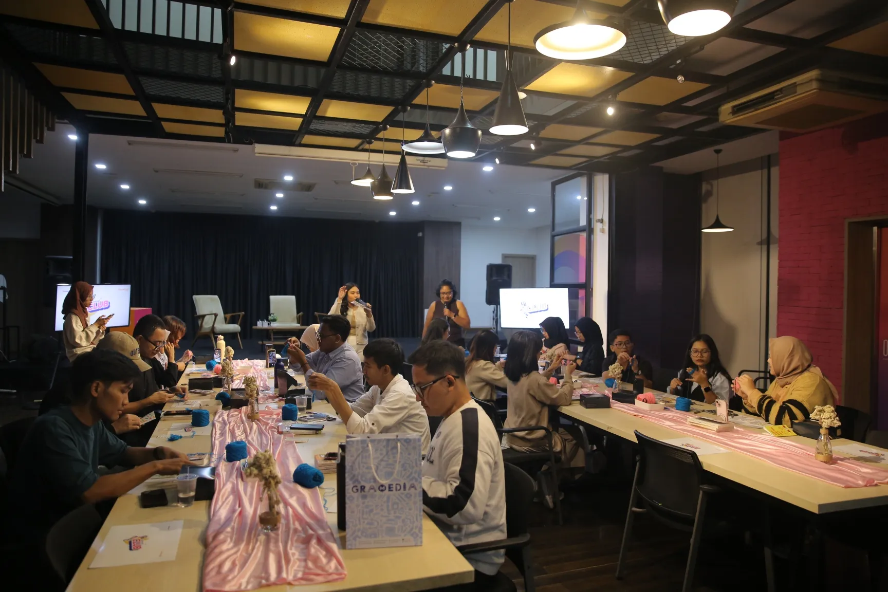Kegiatan interaktif di event KapanLagi Book Club (Credit: KapanLagi.com))