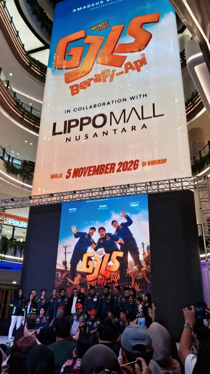 Rispo tak kuasa menahan tangis saat menceritakan perjalanan dan pencapaian GJLS bersama Rigen dan Hifdzi dalam konferensi pers film GJLS Berapi-Api (Fatimah Azzahra/Liputan6.com)