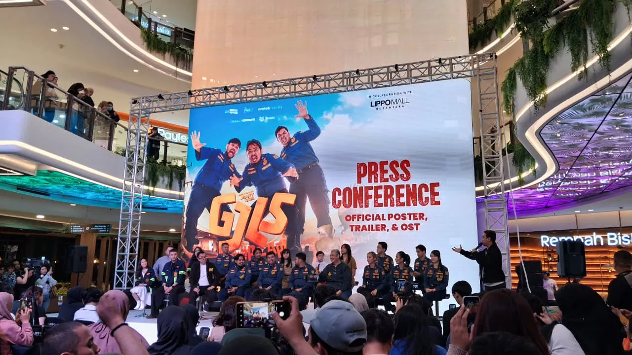 Rispo tak kuasa menahan tangis saat menceritakan perjalanan dan pencapaian GJLS bersama Rigen dan Hifdzi dalam konferensi pers film GJLS Berapi-Api (Fatimah Azzahra/Liputan6.com)