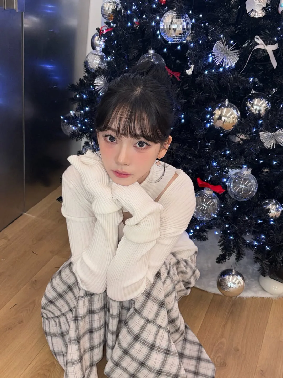 Karina aespa di Depan Pohon Natal © instagram.com/katarinabluu