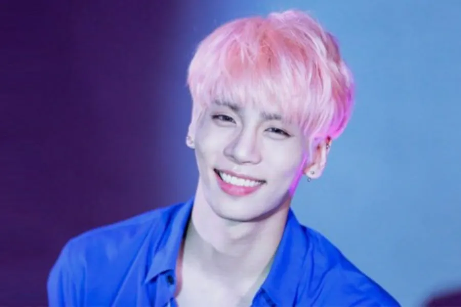 jonghyun tersenyum lebar/soompi