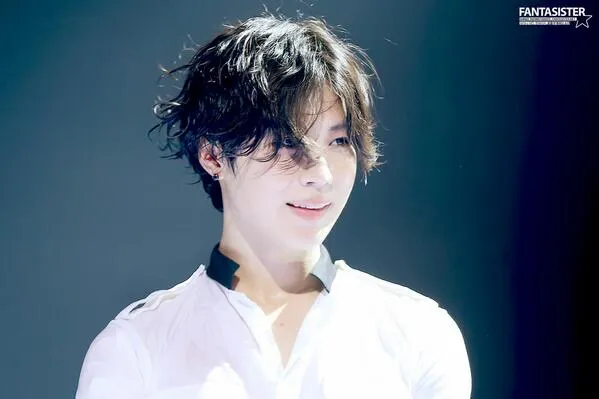jonghyun outfit putih/soompi