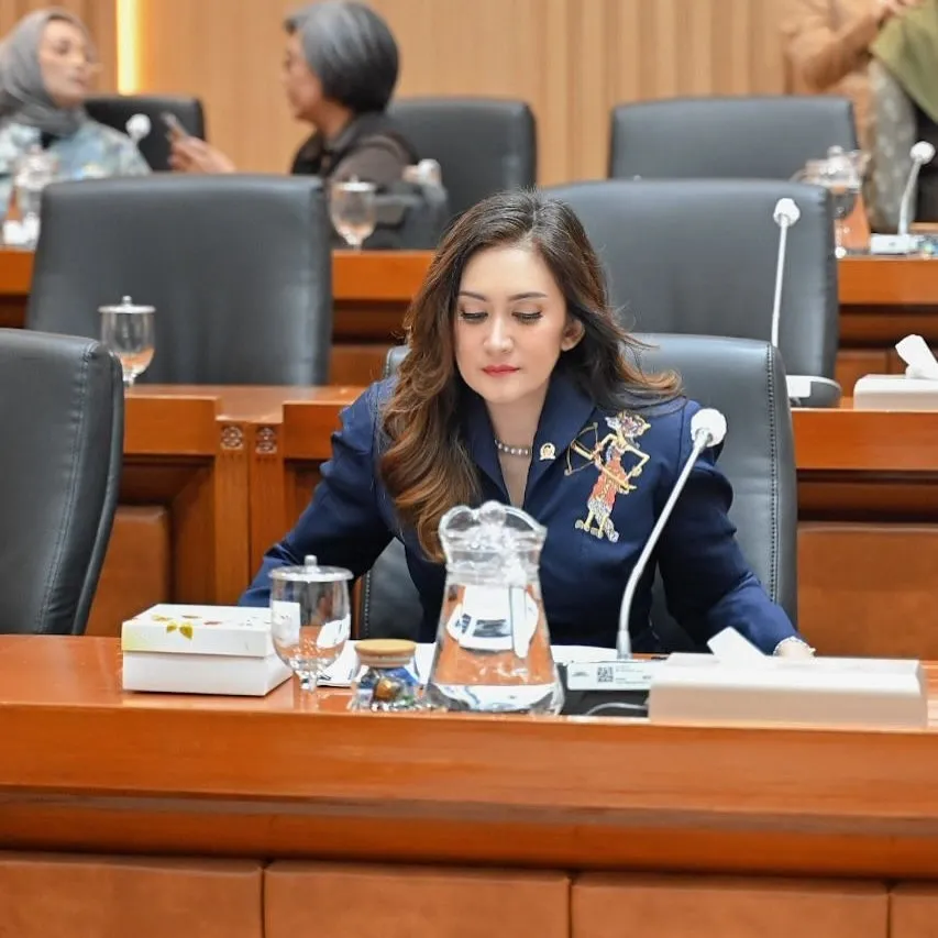 Nafa Urbach pakai baju biru © instagram.com/nafaurbach