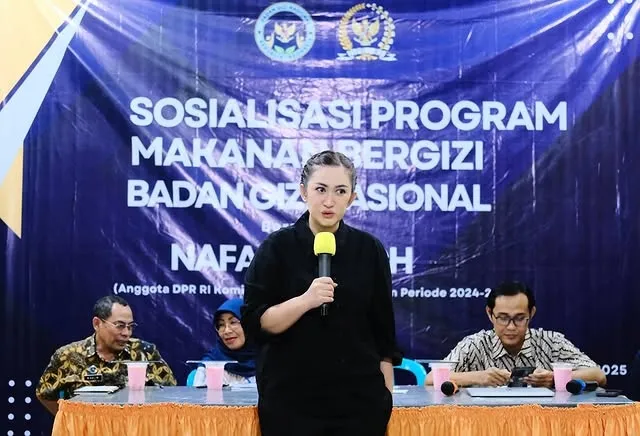 Nafa Urbach pakai kemeja hitam © instagram.com/nafaurbach